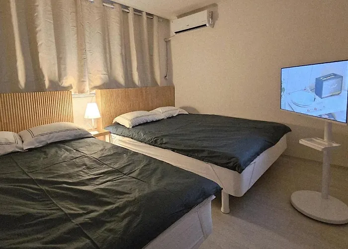 10-minutes From Station&gyeongbokgung, 2 Bed Rooms, 1 Workspace * 서울특별시