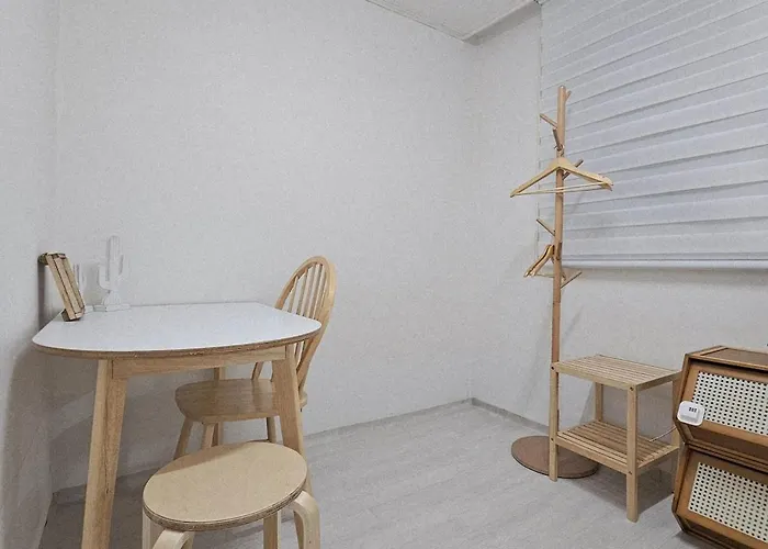 10-minutes From Station&gyeongbokgung, 2 Bed Rooms, 1 Workspace 아파트