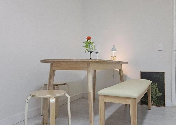 10-minutes From Station&gyeongbokgung, 2 Bed Rooms, 1 Workspace 아파트