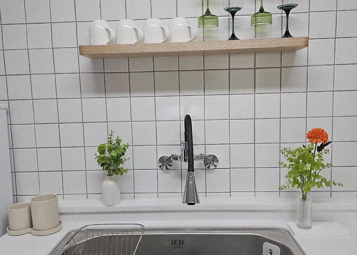 10-minutes From Station&gyeongbokgung, 2 Bed Rooms, 1 Workspace * 서울특별시